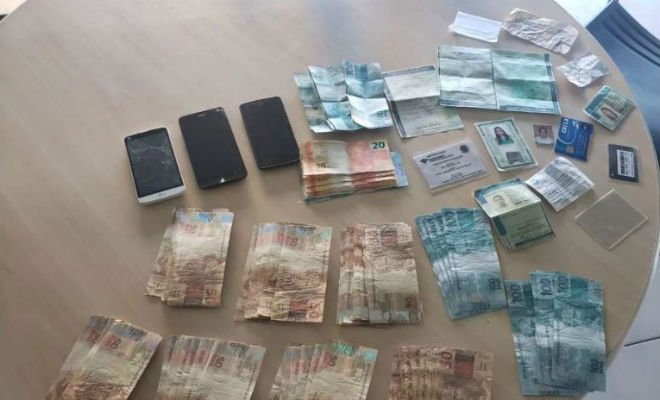 Além dos R$ 10 mil em notas falsas, também foram apreendidos R$ 500 reais em notas verdadeiras. Foto: Divulgação / PMPE 