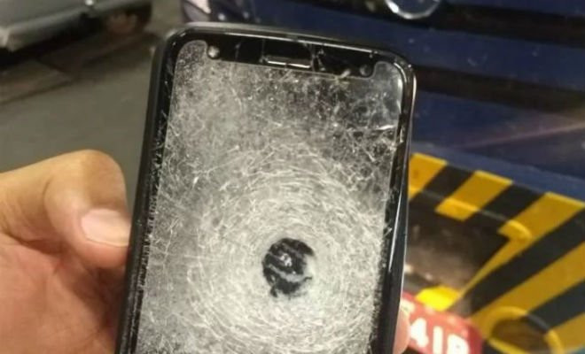 Celular foi atingido por bala e pode ter salvado vigilante em Caruaru. Foto: divulgação / internet 