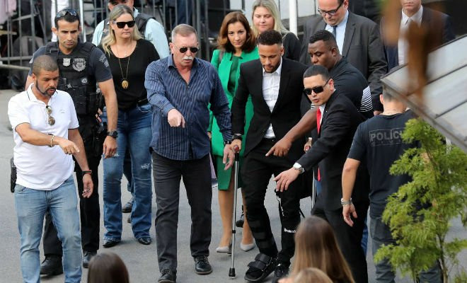 Com auxílio de muletas, Neymar chega à Delegacia da Mulher, em Santo Amaro, para depor - Nacho Doce/Reuters