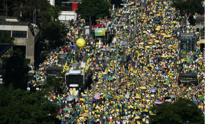 Vista aérea mostra manifestantes na Avenida Paulista, em São Paulo (SP), durante protesto em apoio ao ministro Sergio Moro - 30/06/2019 (Nelson Almeida/AFP)