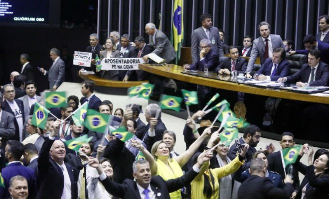 Oposição e governistas agitam faixas e bandeiras na Câmara antes da votação da reforma da Previdência — Foto: Luis Macedo/Câmara dos Deputados