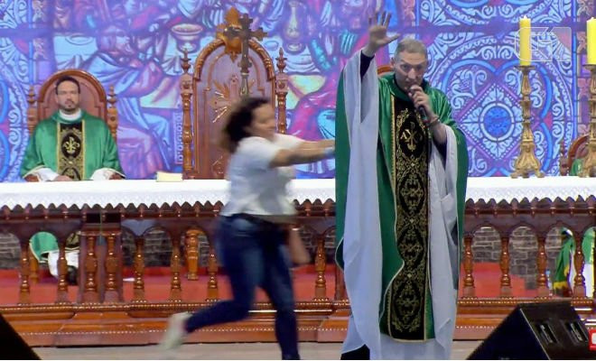 Mulher empurrou padre durante missa na Canção Nova — Foto: Reprodução 