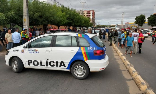 Crime aconteceu no semáforo no cruzamento entre as avenidas Integração e Honorato Viana — Foto: Kris de Lima/ TV Grande Rio 