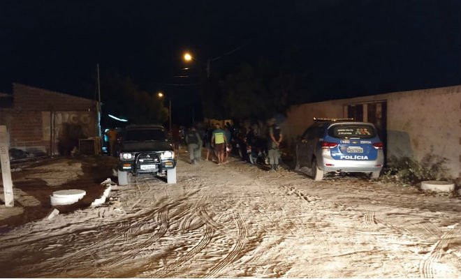 Duas pessoas são mortas a tiros no Loteamento Recife em Petrolina. — Foto: Kris de Lima/TV Grande Rio 