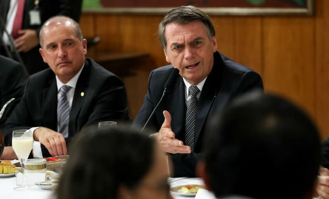 O presidente Jair Bolsonaro, ao lado do ministro Onyx Lorenzoni, durante café da manhã com jornalistas no Palácio do Planalto — Foto: Marcos Corrêa/Presidência da República 