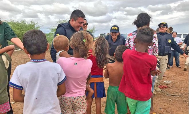 Campanha para retirar famílias de lixão — Foto: Polícia Rodoviária Federal/Divulgação 