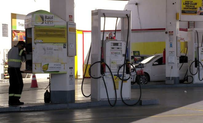 Postos de gasolina são fiscalizados em Petrolina — Foto: Reprodução/ TV Grande Rio