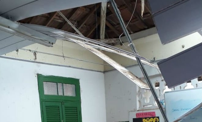 Escola Municipal Joaquim Nabuco após teto cair — Foto: WhatsApp/Divulgação 