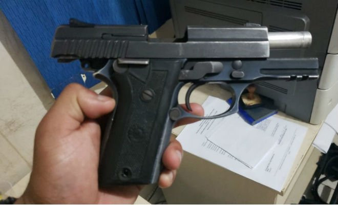 Pistola .40, usada pelas polícias militares, poderá ser comprada pela população, para manter em casa. Porte não é permitido — Foto: Reprodução/Polícia Civil 
