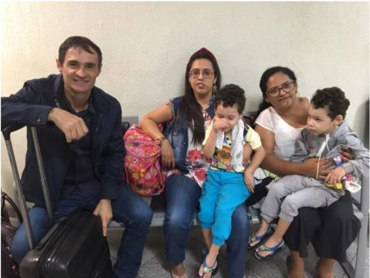 Prefeito de Campina Grande embarca para Brasília com mães e crianças com microcefalia. Foto: Divulgação 