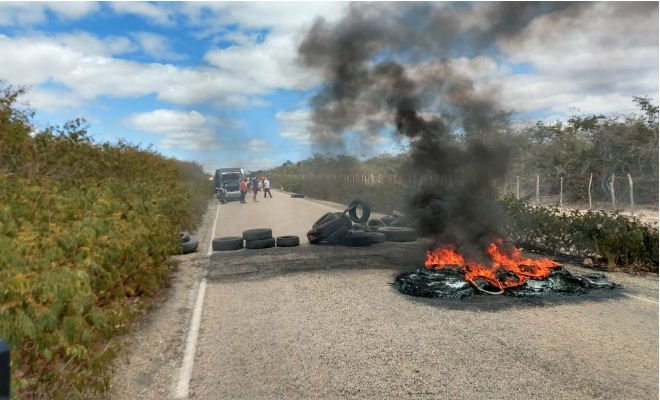 Protesto na Avenida Asa Branca que liga Exu ao Crato — Foto: Isaac Macêdo/ TV Verdes Mares 