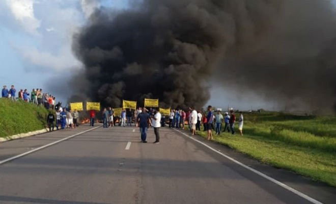 Protesto bloqueia a BR-101, na altura de Goiana, no Grande Recife, nesta segunda-feira (9) — Foto: PRF/Divulgação 