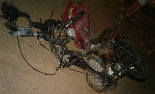 Motocicleta após acidente na Estrada da Tapera — Foto: Reprodução/ redes sociais 
