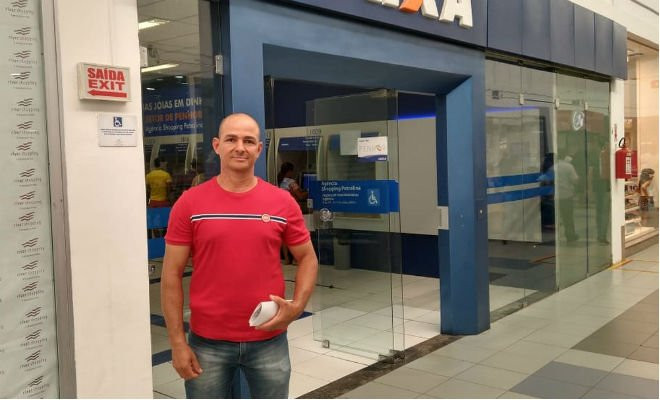 Joilson esperou cerca de uma hora e meia até resolver a situação. — Foto: Amanda Lima 