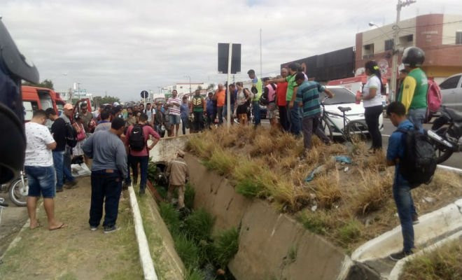 Motociclista cai em canal em Petrolina — Foto: Reprodução/ redes sociais 