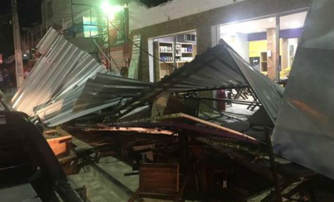 Marquise metálica desabou e machucou três homens | Foto: Divulgação/Corpo de Bombeiros