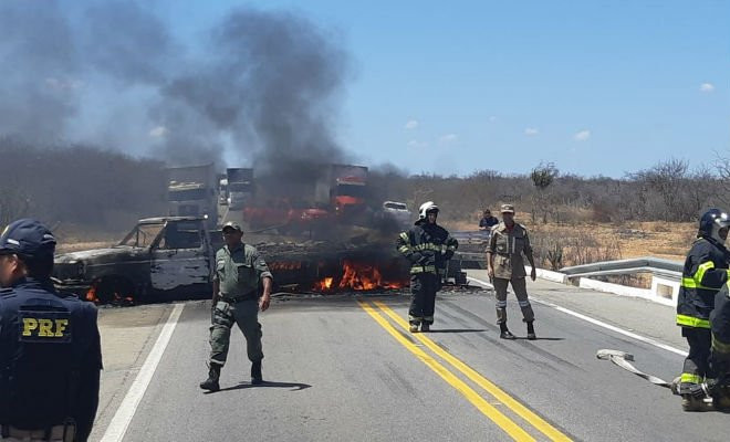 Grupo coloca fogo em caminhão na BR-428 — Foto: Divulgação/ Polícia Militar 