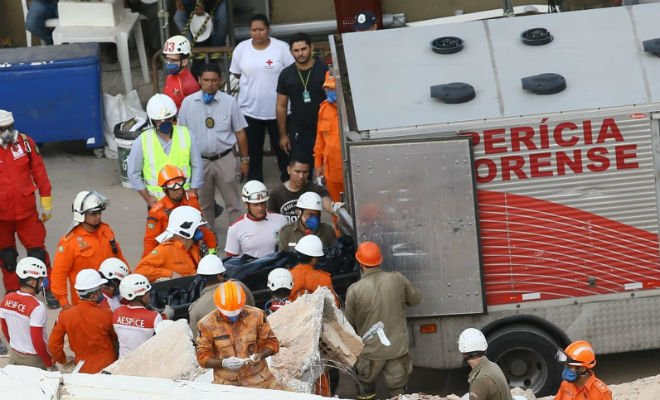 Corpo retirado dos escombros do prédio em Fortaleza — Foto: Camila Lima/SVM 