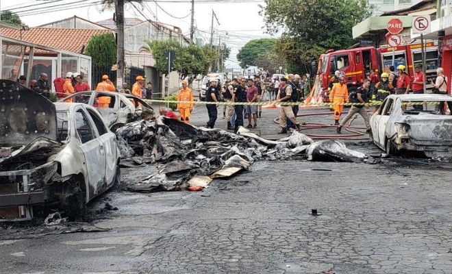 Fogo é apagado após queda de avião no Caiçara, em Belo Horizonte; três pessoas morreram — Foto: Raquel Freitas/G1 