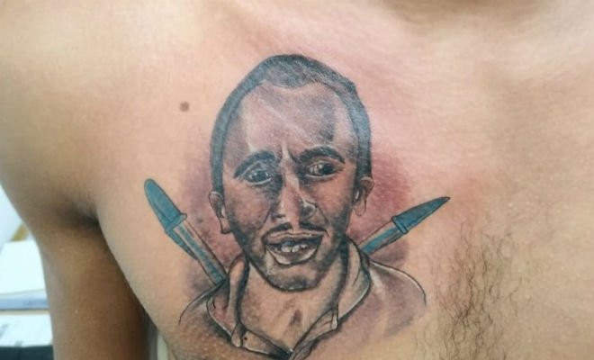 Homem tatua homenagem ao hit 
