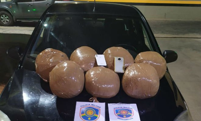 Maconha foi encontrada dentro do carro — Foto: Polícia Militar 