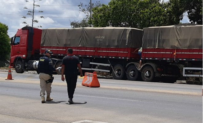 Carreta apreendida em Garanhuns estava com 27 toneladas de excesso de peso — Foto: PRF/Divulgação 