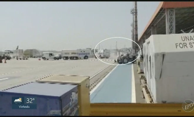 Carro-forte é cercado por criminosos na pista do Aeroporto de Viracopos em Campinas — Foto: Reprodução/EPTV 