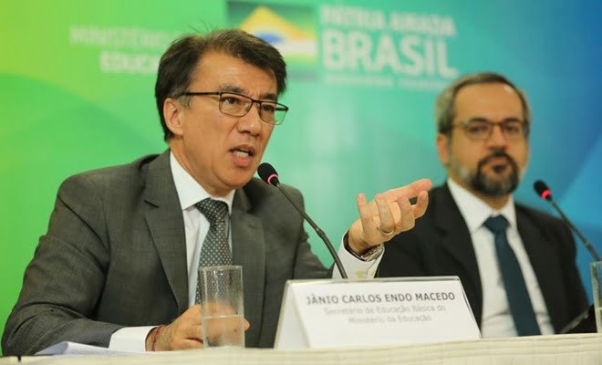 O secretário de educação básica, Janio Macedo, e o ministro da Educação, Abraham Weintraub, durante Lançamento do programa Educação Conectada Terrestre