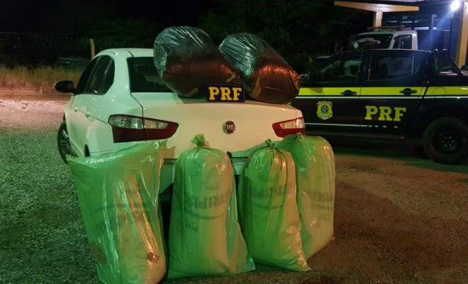 Um total de 120 kg de maconha foram encontrados dentro de um carro em Serra Talhada — Foto: PRF/Divulgação 