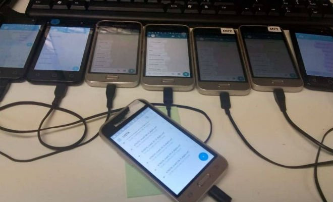 Celulares usados em empresa para enviar mensagens de WhatsApp em massa - Reprodução