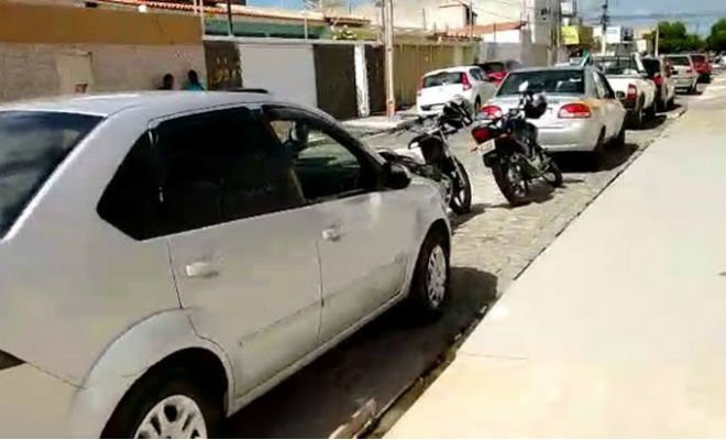 Motoristas enfrentam filas para abastecer carros em Petrolina com gasolina sem impostos. Fila no posto da Areia Branca 