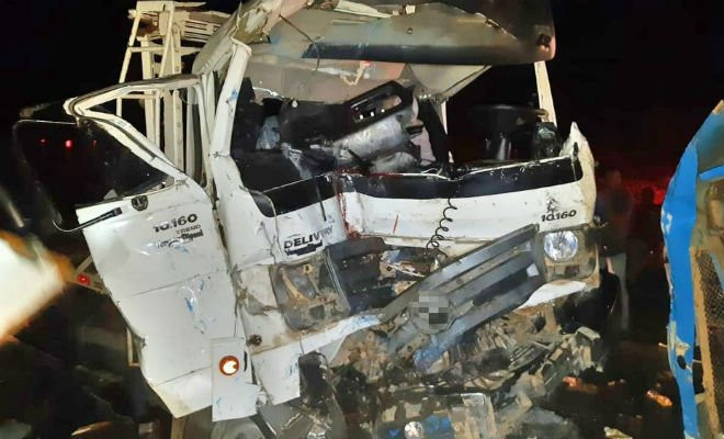 Parte do caminhão ficou destruída após colisão em Garanhuns — Foto: PRF/Divulgação 