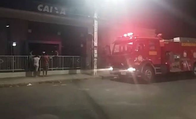 Homem tenta tocar fogo na agência da Caixa Econômica no Centro de Petrolina 