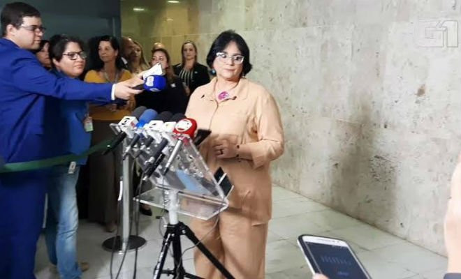Ministra Damares convoca coletiva e fica calada 