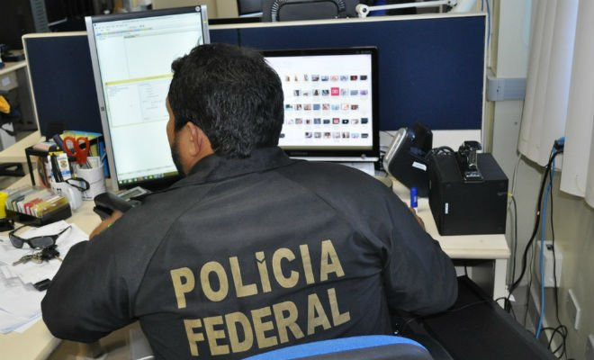 PF cumpriu mandados de busca e apreensão para combater o crime de pornografia infantil em Buíque — Foto: Polícia Federal/Divulgação