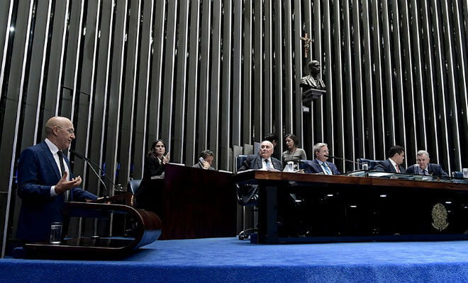 Senador Confúcio Moura (à esquerda, na tribuna) foi o relator da proposta e sugeriu que os médicos cubanos que tenham permanecido no Brasil possam voltar ao programa | Waldemir Barreto/Agência Senado 