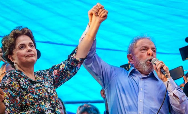 O ex-presidente Lula discursa em ato na véspera de seu julgamento, em Porto Alegre - 23/01/2018 (Jefferson Bernardes/AFP)