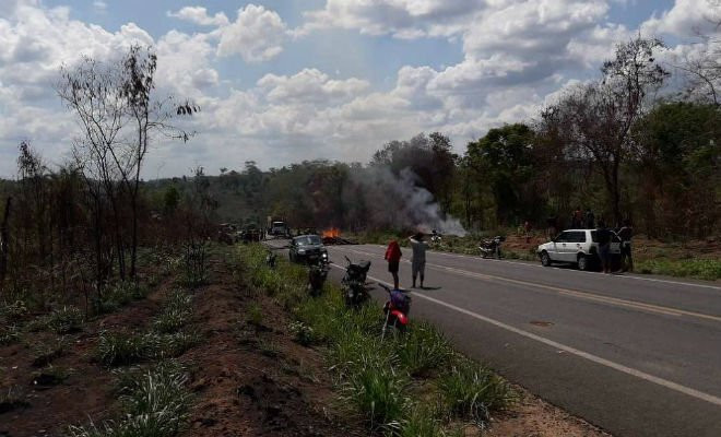 Indígenas bloqueiam trecho da rodovia BR-226, entre as aldeias Boa Vista e El Betel no Maranhão, após atentado que matou dois guajajaras neste sábado (7) - Divulgação