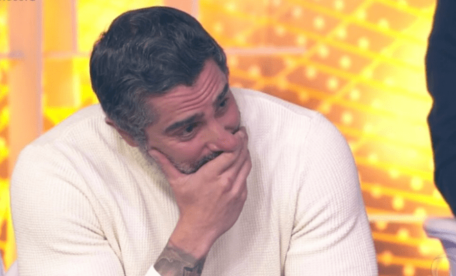 Marcos Mion se emociona ao saber que Gugu o tirou no amigo secreto Record/Reprodução 