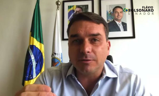 O senador Flávio Bolsonaro em vídeo publicado nas redes sociais Foto: Reprodução / Youtube 