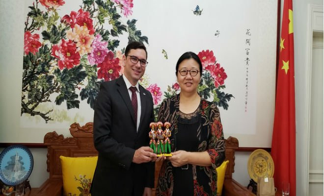 Alberes Lopes e a Cônsul Geral da China no Recife, Yan Yuqing, se encontraram. (Foto: Aline Moura/Seteq/Divulgação) 