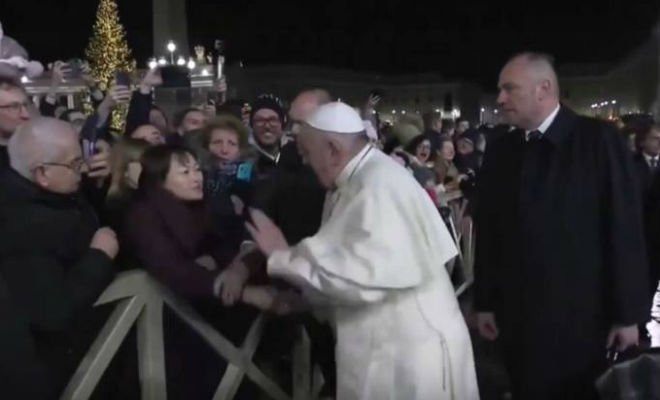 Papa Francisco se irrita com fiel que o puxou pelo braço no Vaticano /Reprodução 