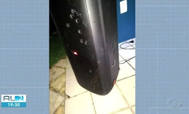 Caixa de som com marcas de tiros disparados por promotor de Justiça no Aldebaran, em Maceió, AL — Foto: Reprodução/TV Gazeta 
