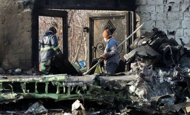 Equipes de resgate trabalham para recolher destroços do avião | Foto: AFP