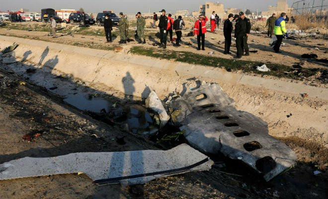 Destroços de avião ucraniano são vistos em Shahedshahr, sudoeste da capital Teerã, no Irã — Foto: Ebrahim Noroozi/AP 