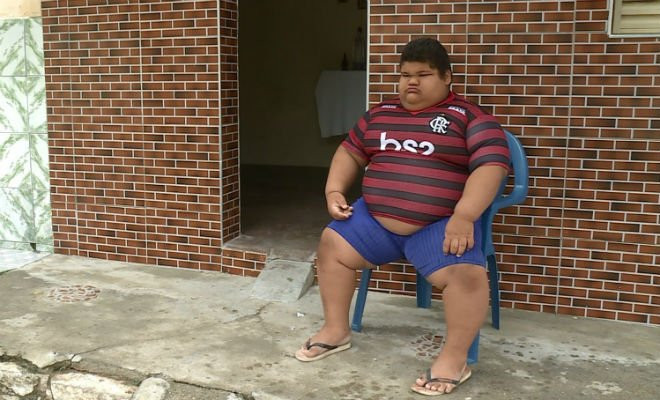 Cansado das limitações, Dayvid, com a ajuda do pai, decidiu gravar um vídeo para ser postado nas redes sociais. — Foto: Reprodução/TV Grande Rio 