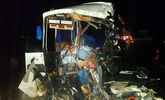 Carreta e caminhão colidiram frontalmente na BR-423, em Jupi — Foto: PRF/Divulgação 