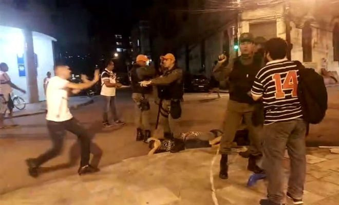 Dois homens foram detidos pela PM após a confusão | Foto: Reprodução/Internet 