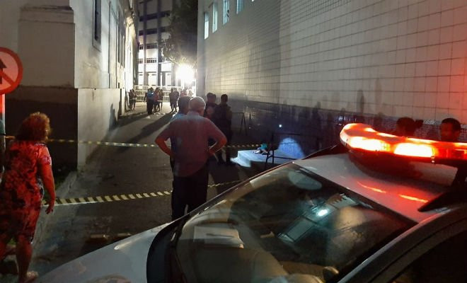 Área do crime, ocorrido no terreno do Imip, no Recife, foi isolada pela polícia, na noite desta quinta (13) — Foto: Reprodução/WhatsApp 