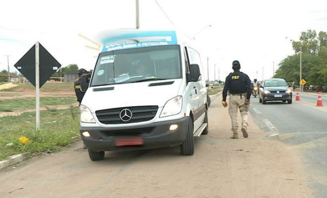 Vans são fiscalizadas pela PRF em Petrolina — Foto: Reprodução / TV Grande Rio 